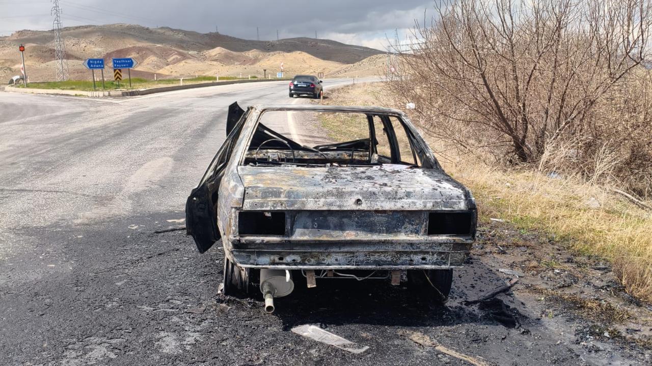 Kayseri’de seyir halindeki otomobil yandı