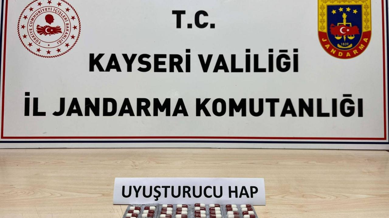 Kayseri'de yolcu otobüsünde 51 adet uyuşturucu hap ve 250 kilogram tütün yakalandı