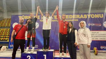 Kayserili 2 sporcudan halterde derece