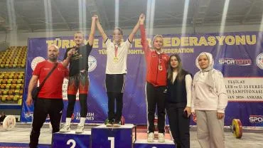 Kayserili 2 sporcudan halterde derece