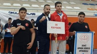 Kayserili bilek güreşi sporcularından 18'i başarılı oldu