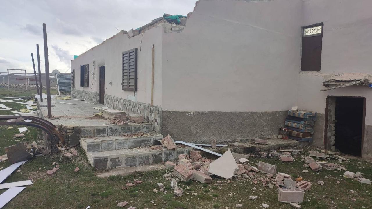 Pınarbaşı’da şiddetli rüzgar evin çatısını uçurdu