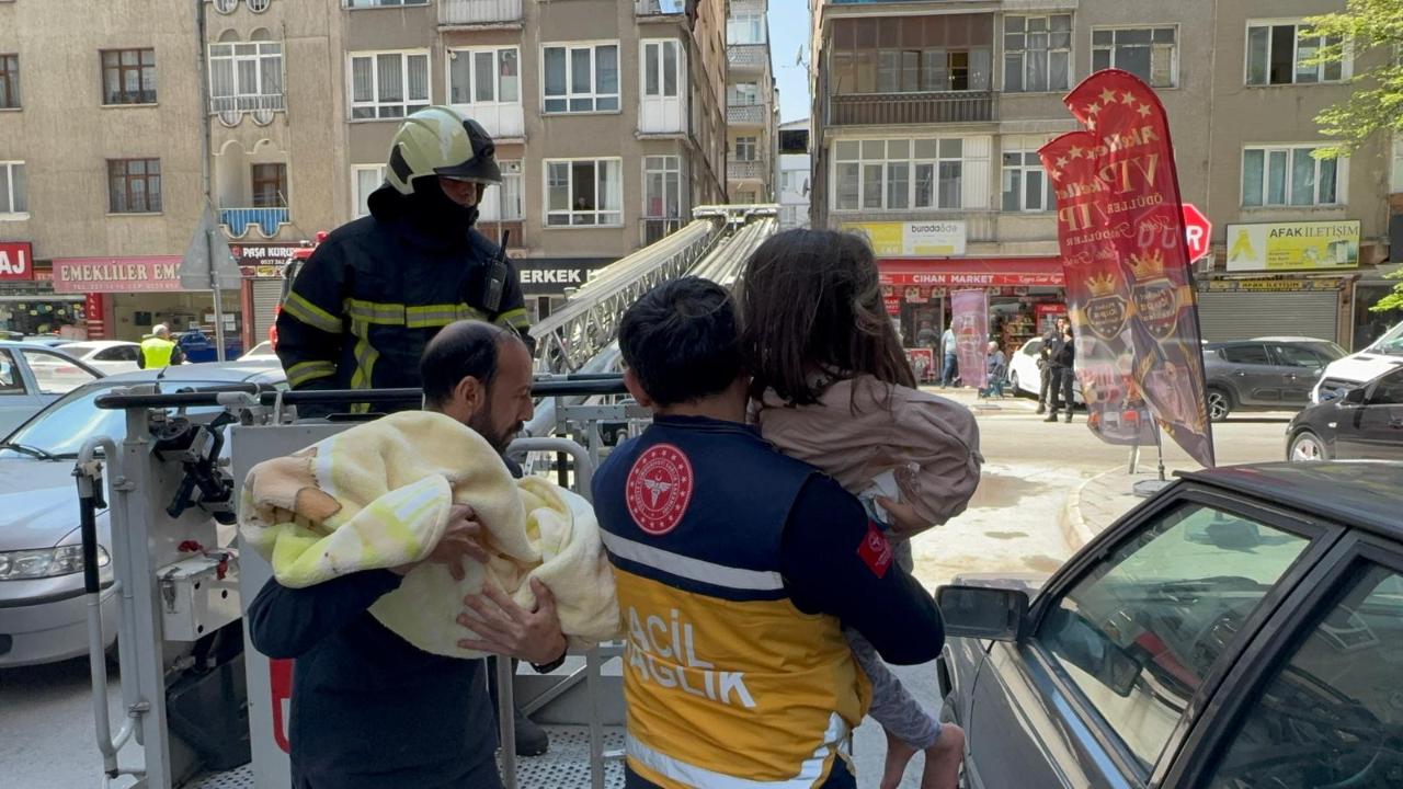 Sahabiye'de apartman yangını; 1'i bebek 5 kişi hastaneye kaldırıldı