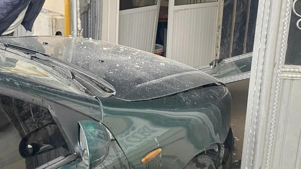 Sahabiye'de otomobil iş merkezine girdi