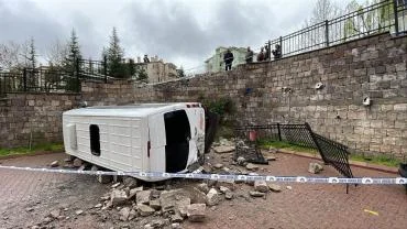 Talas'ta minibüs 6 metre yükseklikten uçtu