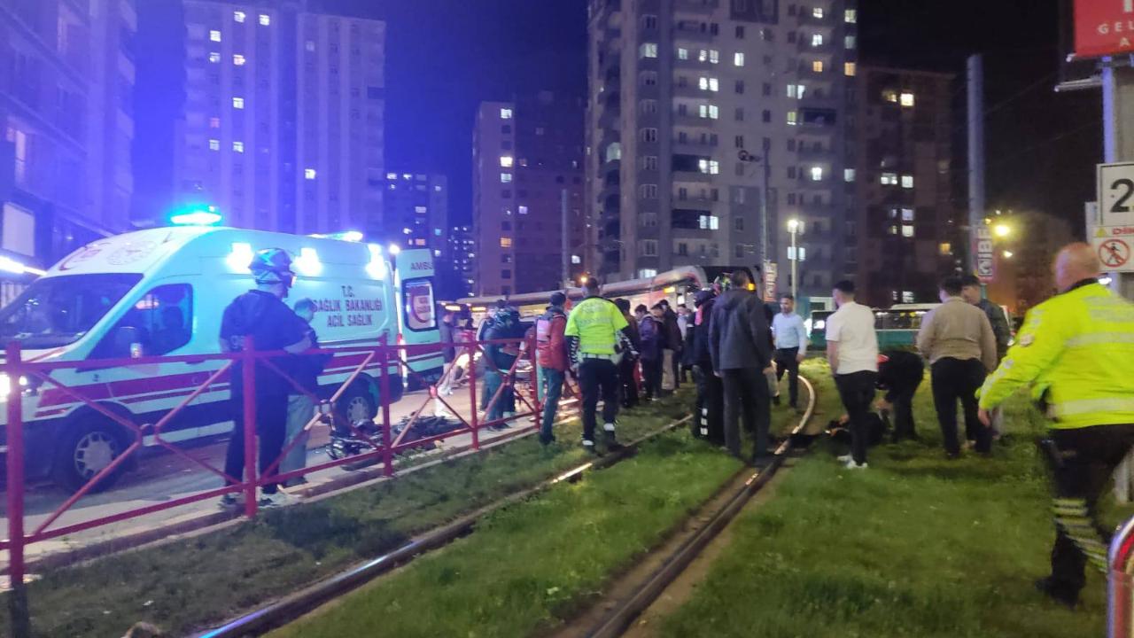 Talas'ta motosiklet tramvay durağına çarptı