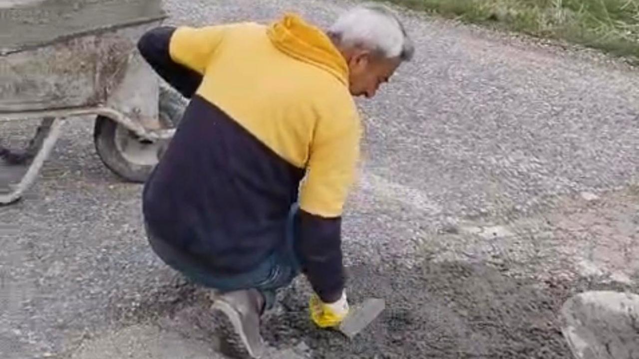 Tomarza’da mahalleli bozuk yolu betonla onardı
