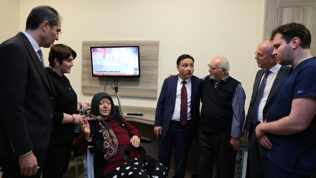 Vali Çiçek'ten şehit annesine hastanede ziyaret