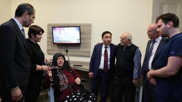 Vali Çiçek'ten şehit annesine hastanede ziyaret