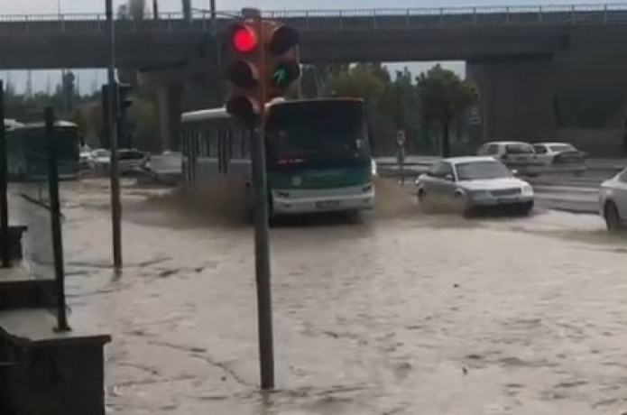 Erkilette yağmur suyu yollarda birikti, trafik aksadı